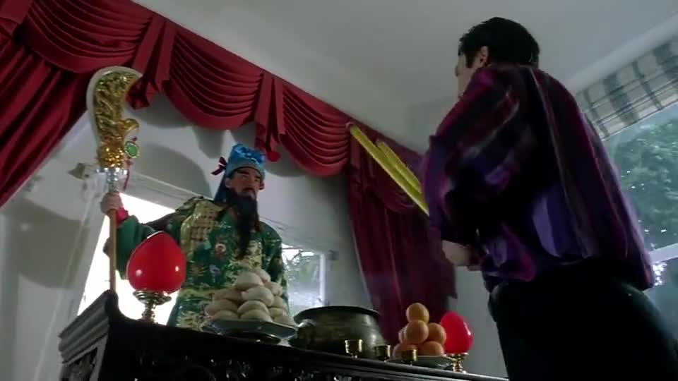 别人拜的关公都是雕像梁家辉拜的关公却是真人一本正经搞笑