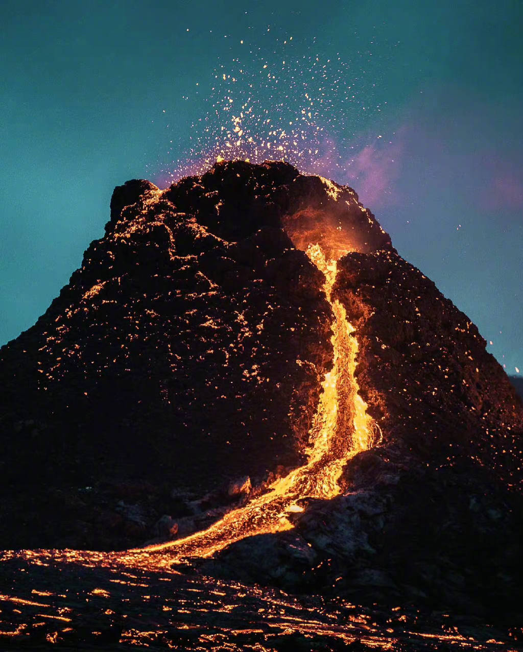 喷发中的fagradalsfjall火山位于冰岛