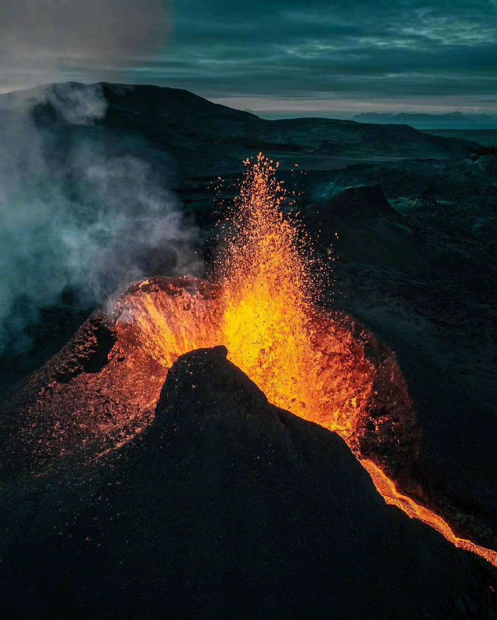 喷发中的fagradalsfjall火山位于冰岛