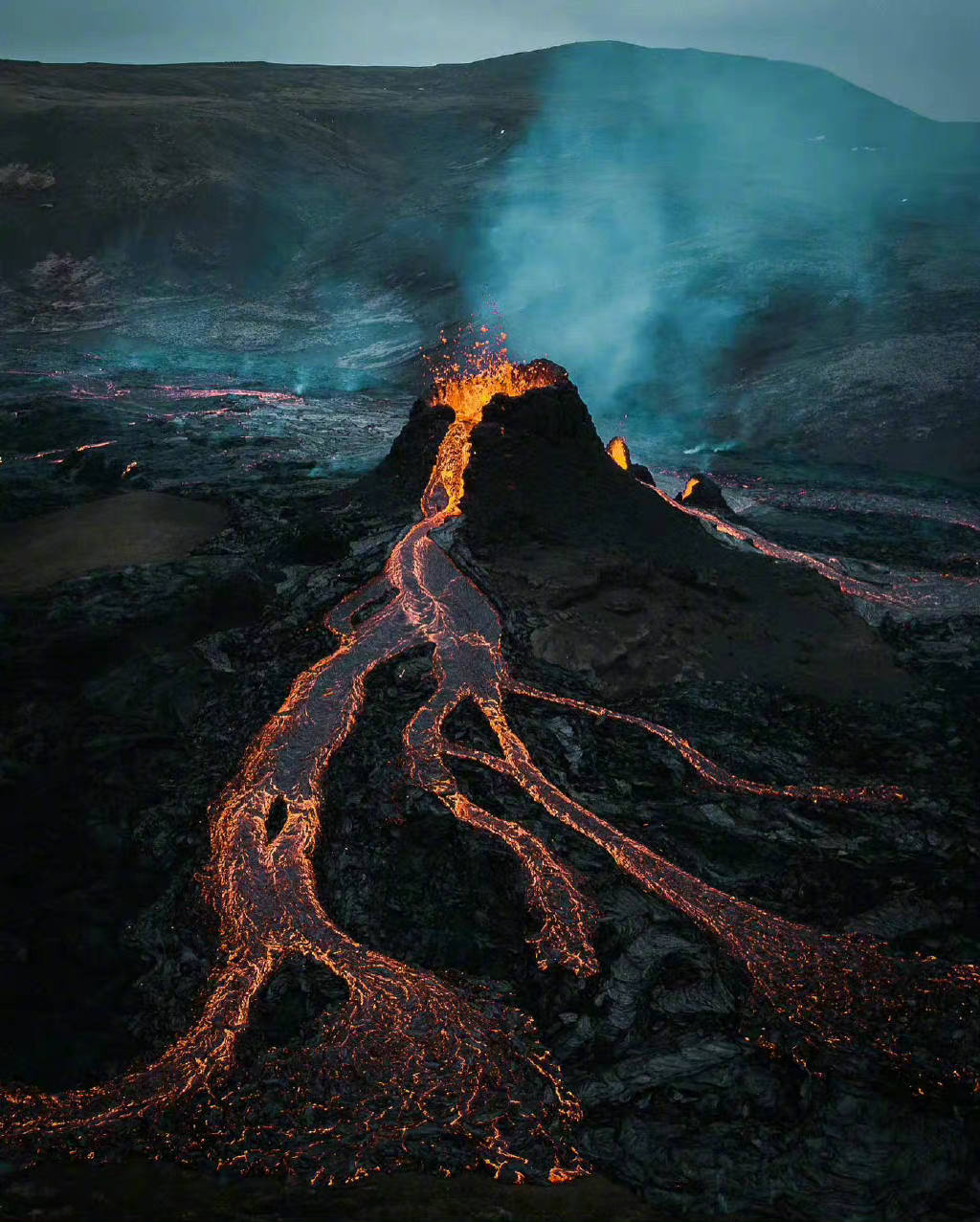 喷发中的fagradalsfjall火山位于冰岛