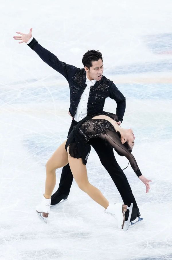 再破世界纪录！“葱桶组合”头名晋级自由滑，今晚冲金休闲区蓝鸢梦想 - Www.slyday.coM