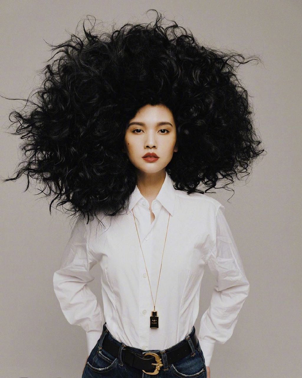 杨丞琳 x《milkx taiwan》,复古的爆炸头搭配嬉皮的印花裙