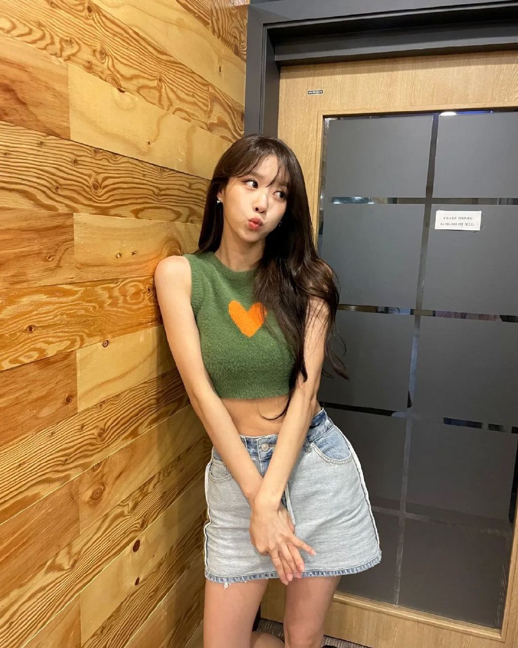 28岁lovelyz李美珠,露脐t恤秀出平坦小腹,苗条身材修长双腿吸睛__财经