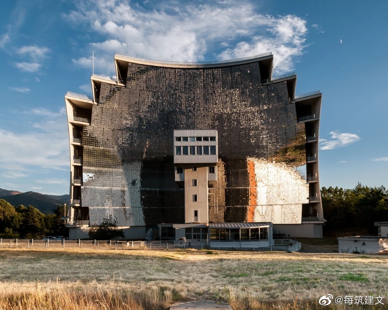 现代主义初年曾经提出"住宅是居住的机器",机器美学风靡一时_高清图集