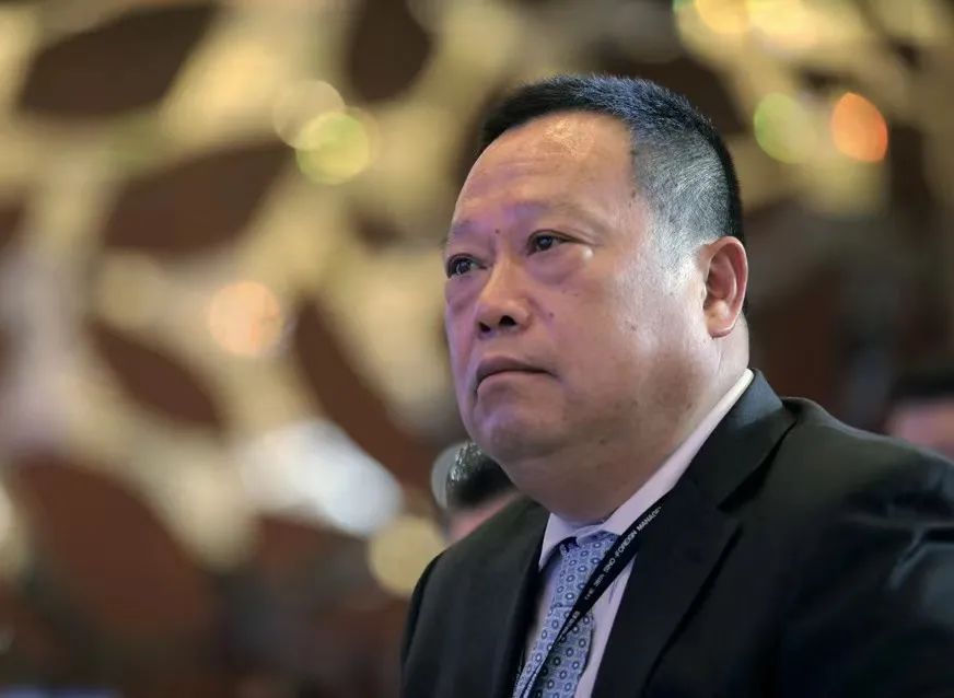 艾立华用"你砍我来"的悖论,保住了四川长虹这一大客户,而在绵阳磨难