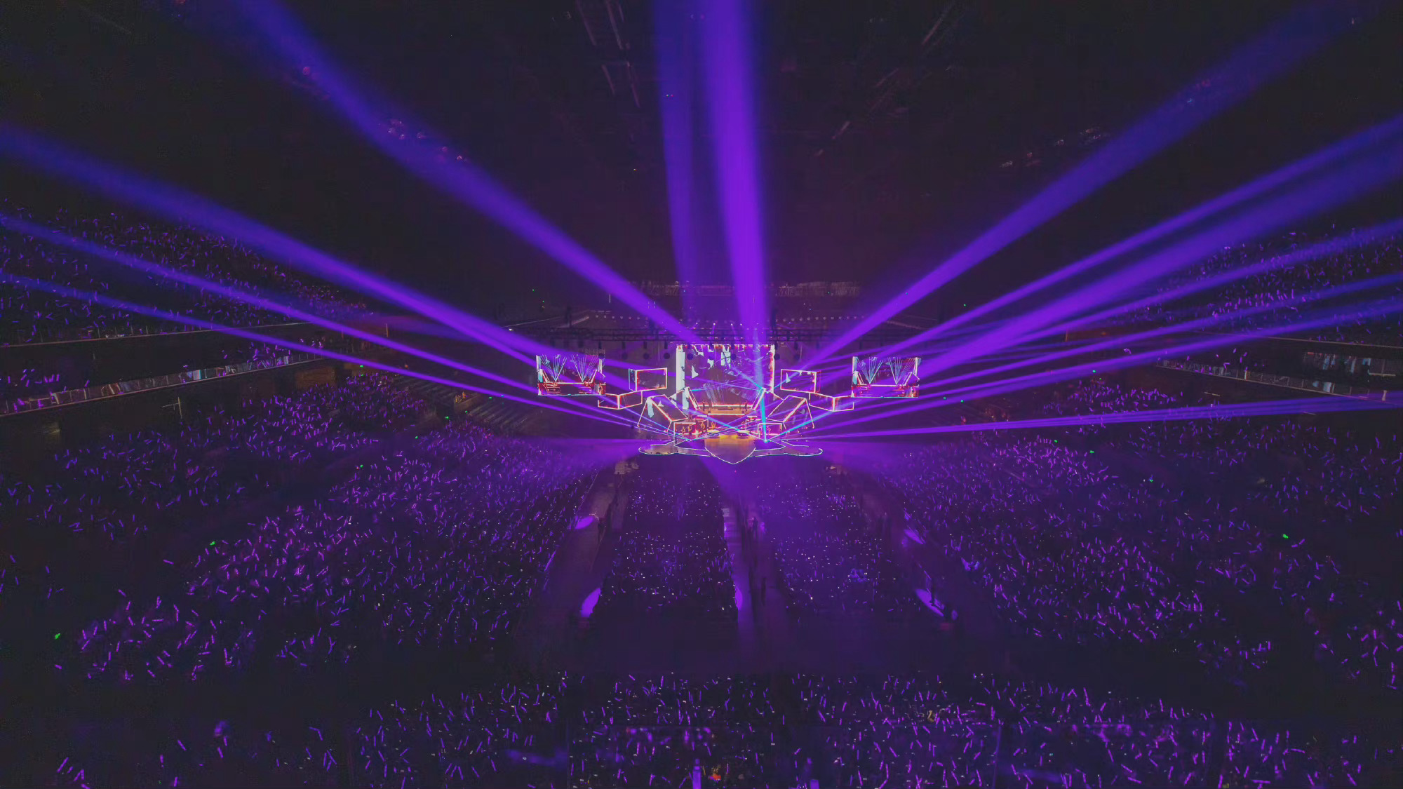 张艺兴工作室零点晒紫海 看山是山,见海是海……__财经头条