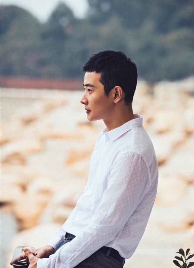 唐嫣穿印花连衣裙温柔文艺,罗晋偏爱白色衬衫,清新时尚很有魅力