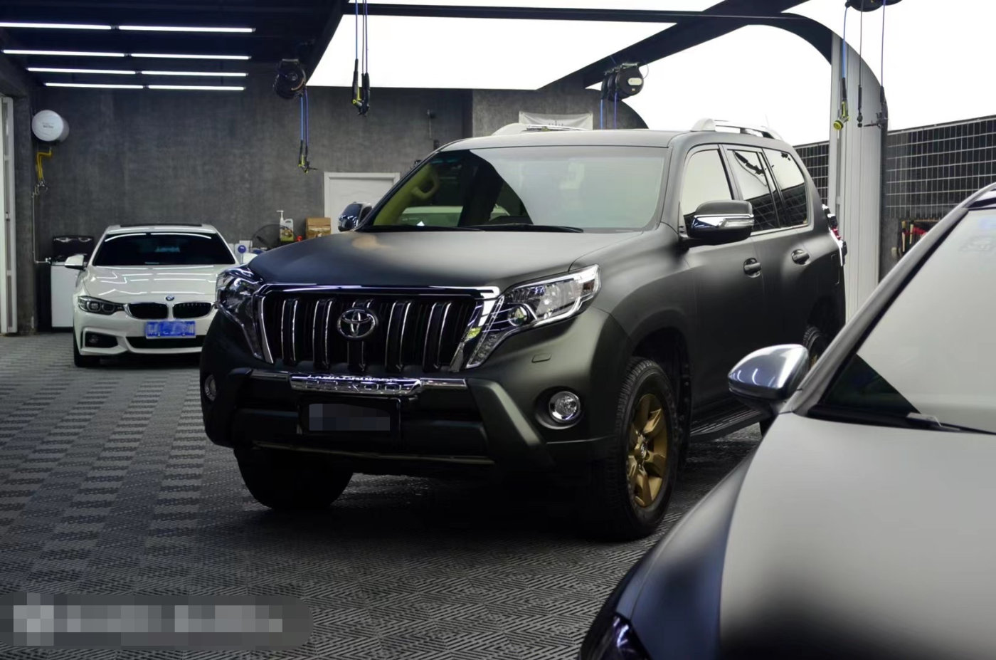 膜呗改色案例丰田霸道换色神秘绿真的有神秘美