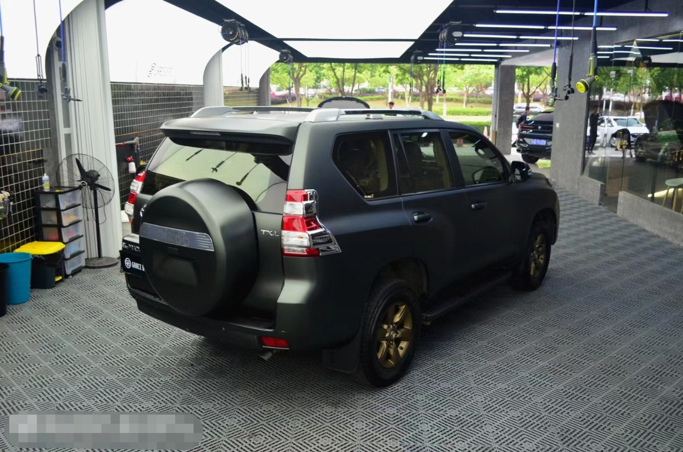 膜呗改色案例丰田霸道换色神秘绿真的有神秘美