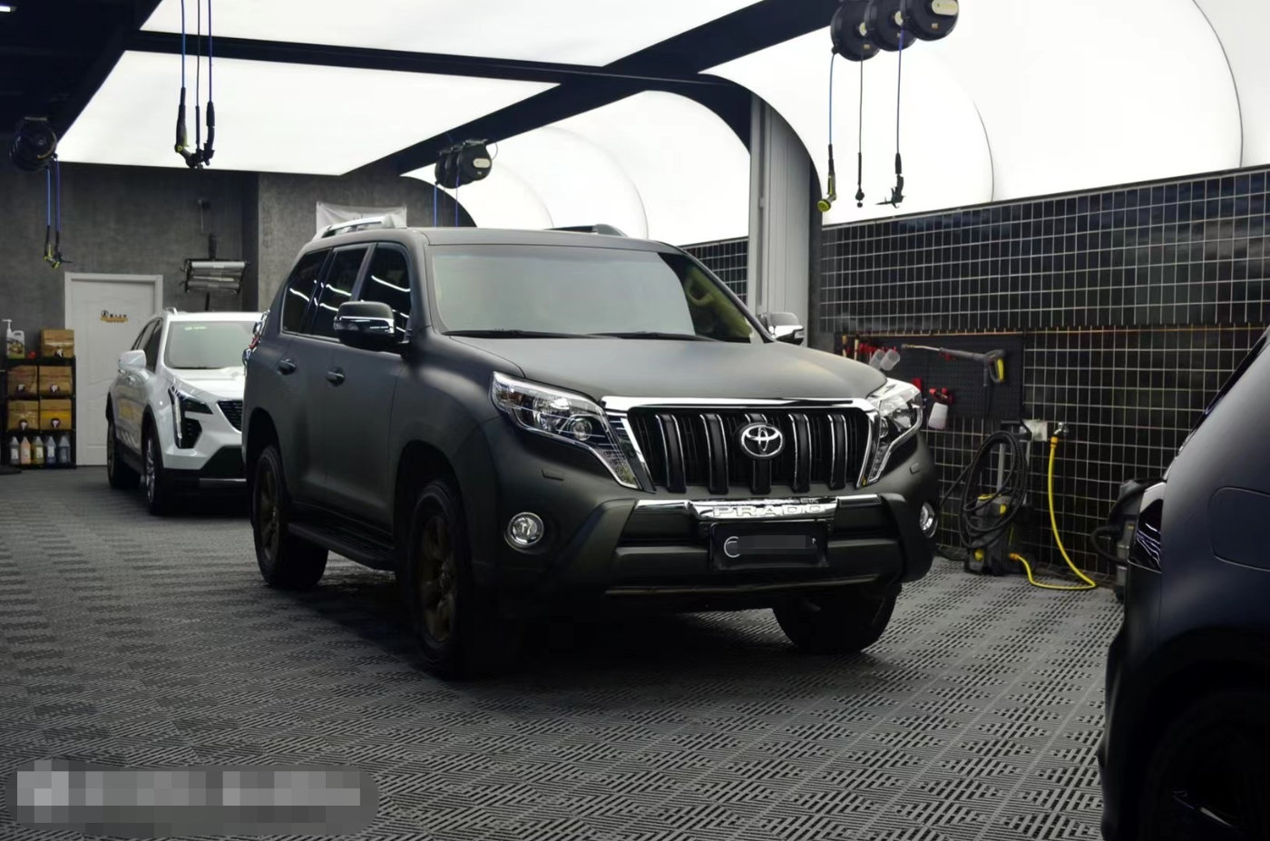 膜呗改色案例丰田霸道换色神秘绿真的有神秘美