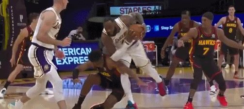 不应该!误伤詹姆斯之人被球迷攻击,道歉也没用,被迫关闭评论!休闲区蓝鸢梦想 - Www.slyday.coM