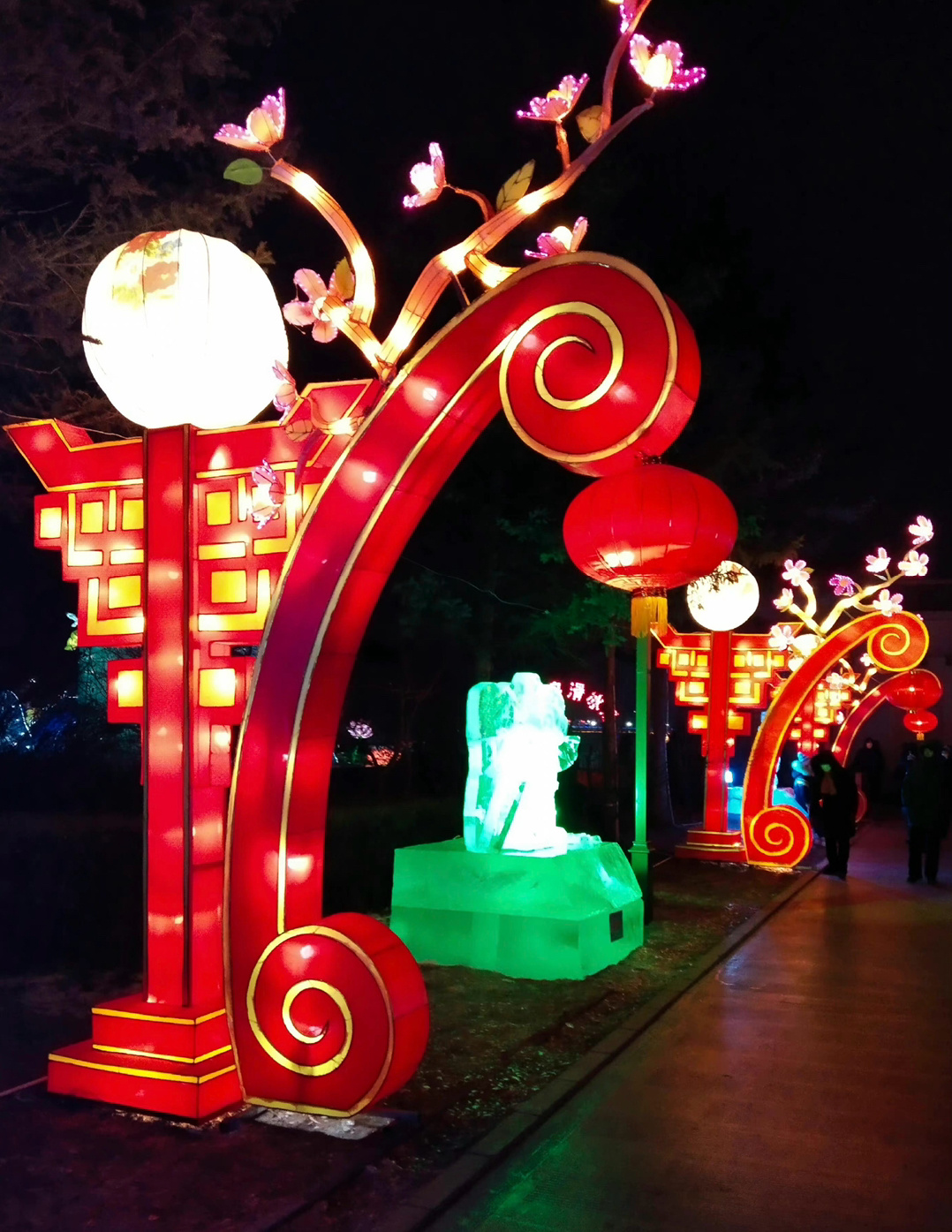 长春南湖公园 虎年新春 年味十足 户外赏花灯2022-02-03 09:19:36长春