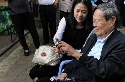 杨振宁百岁生日感言:但愿人长久,千里共同途休闲区蓝鸢梦想 - Www.slyday.coM 杨振宁百岁生日感言:但愿人长久,千里共同途休闲区蓝鸢梦想 - Www.slyday.coM