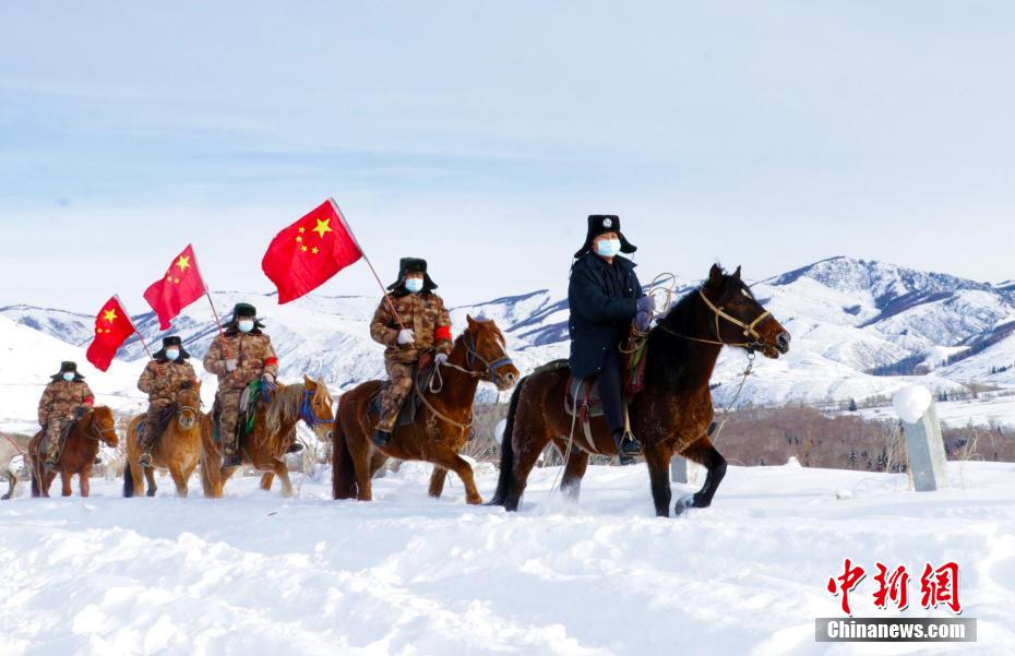 中哈边境民警元旦巡边积雪没过马小腿组图