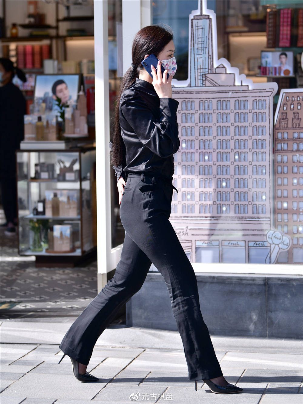 黑色尖头细跟鞋,黑色丝袜和黑色西裤相结合,裤里丝的穿搭风格|西裤