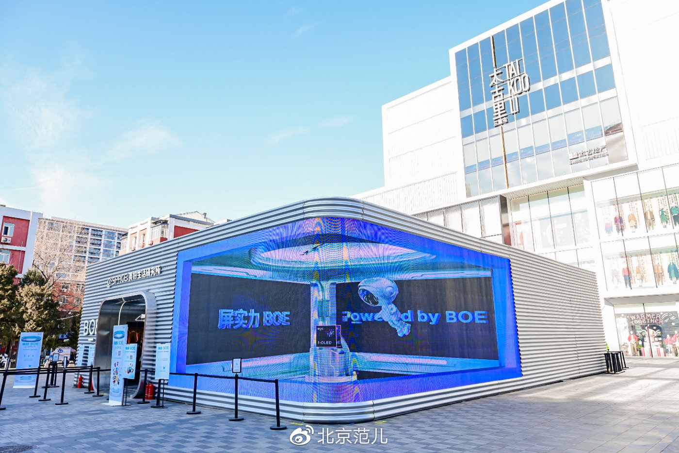 有一堆积木,洋洋打算每9块放一小盒,可以放几小盒?还剩几块...