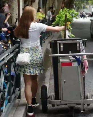 Prada菜场外现“买椟还珠”，女子拍完照直接扔掉芹菜惊呆环卫工休闲区蓝鸢梦想 - Www.slyday.coM