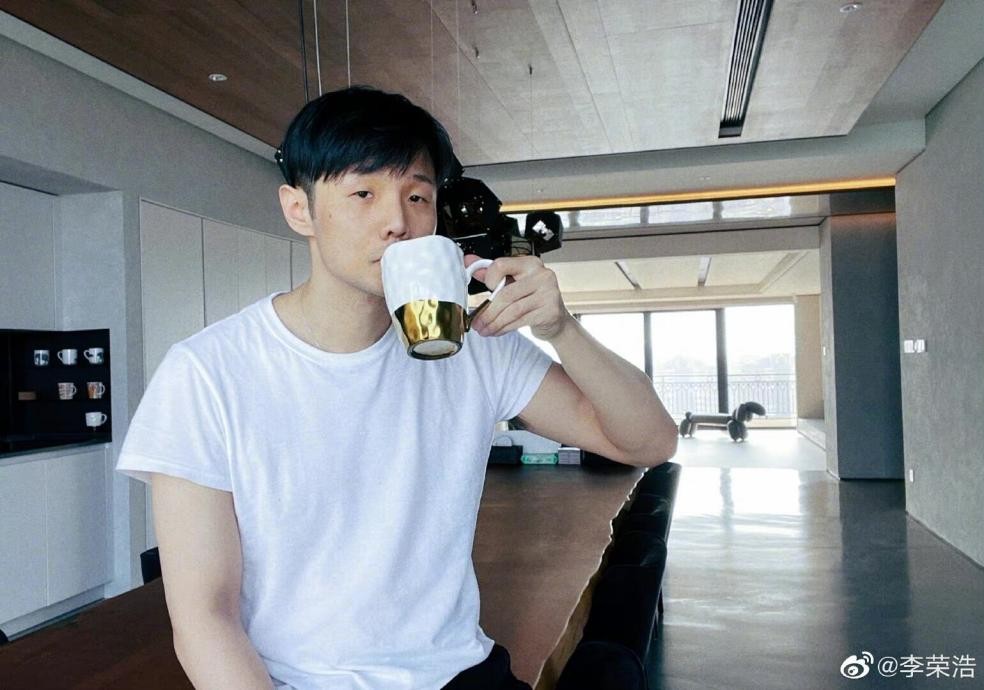 李荣浩罕秀恩爱晒老婆视角居家照意外曝光家中超大豪宅