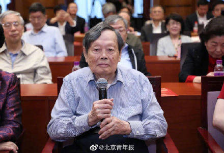 杨振宁百岁生日感言:但愿人长久,千里共同途休闲区蓝鸢梦想 - Www.slyday.coM 杨振宁百岁生日感言:但愿人长久,千里共同途休闲区蓝鸢梦想 - Www.slyday.coM