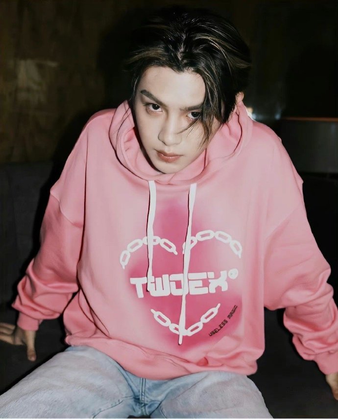 黄明昊最新写真 穿着粉色卫衣但是眼神一点也不奶的小贾