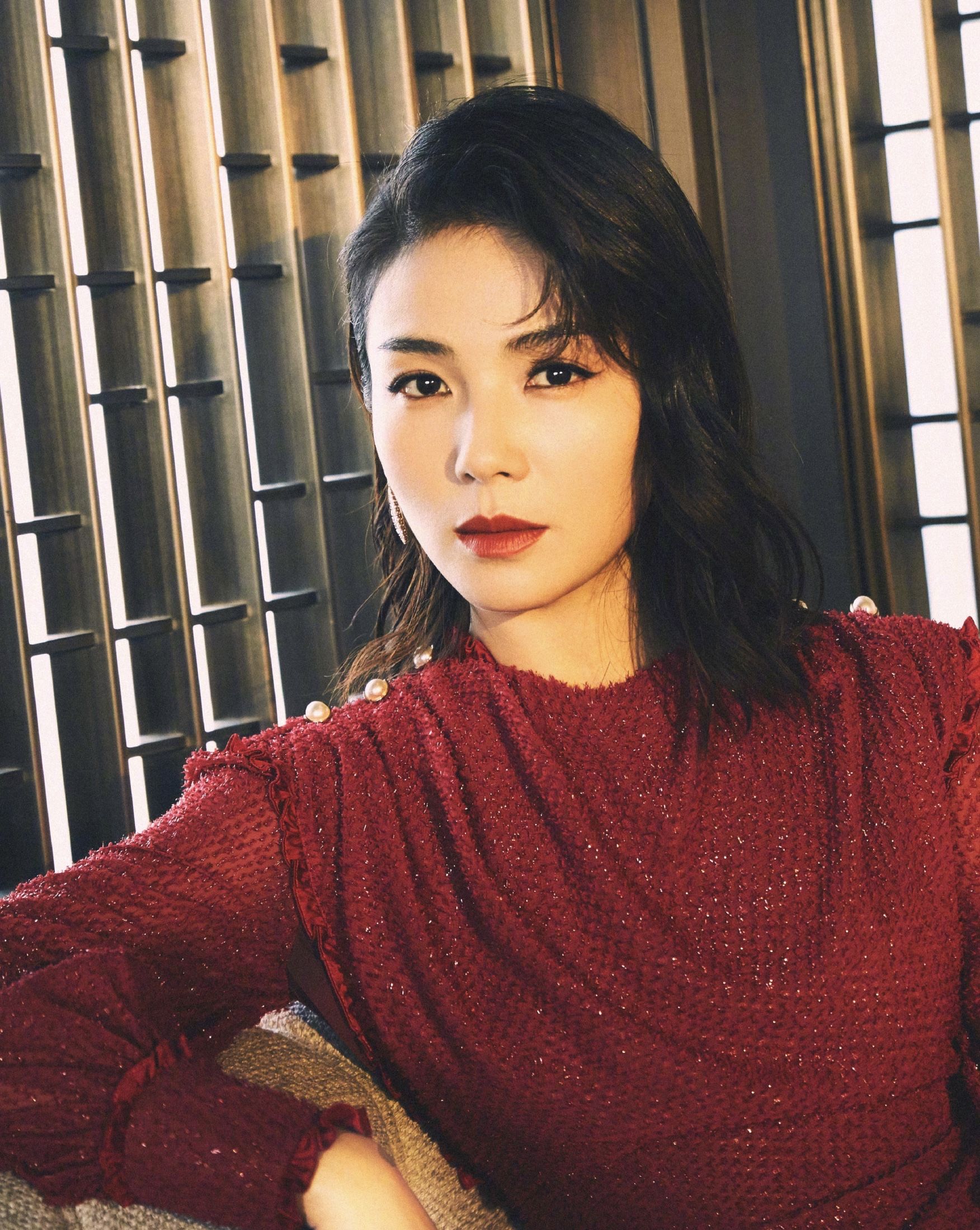 42岁刘涛太惊艳!最新照片及肩短发配高开衩长裙,气质真绝了