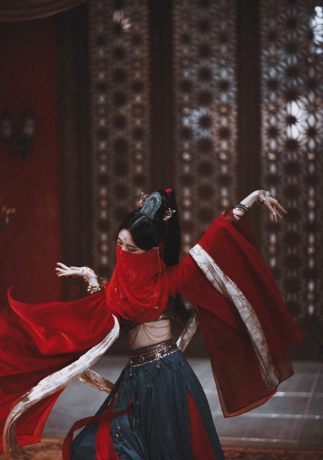 陈瑶最新古装剧红衣跳舞妖娆而又灵动异域风情十足比以前美