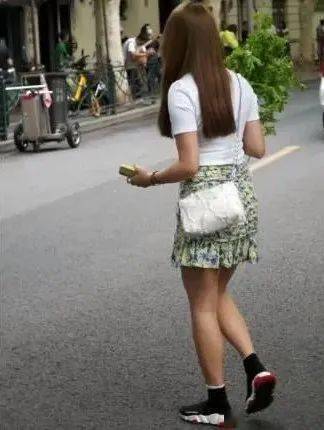 Prada菜场外现“买椟还珠”，女子拍完照直接扔掉芹菜惊呆环卫工休闲区蓝鸢梦想 - Www.slyday.coM