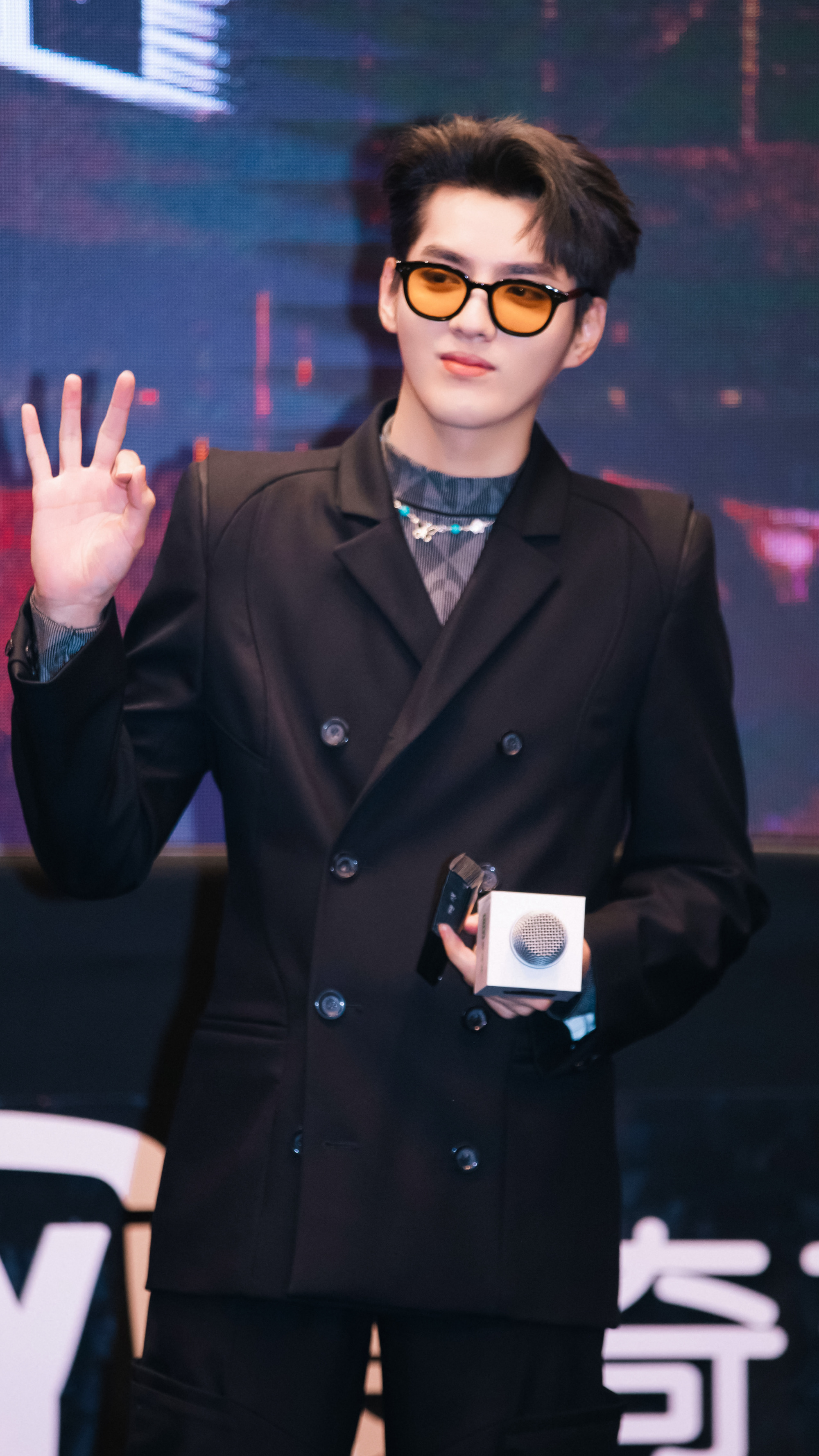 吴亦凡录歌照片曝光,以他的能力,你期待他的新歌吗?