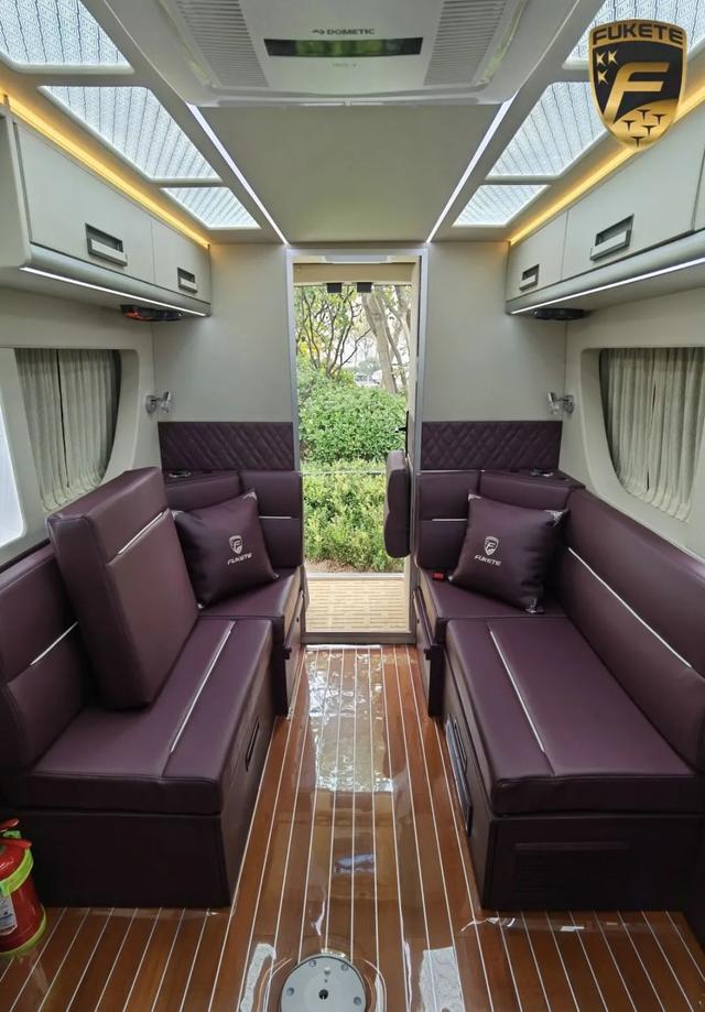 航空座椅可以向后转动,后方是u型沙发,靠近车门的那张座椅采用的是可