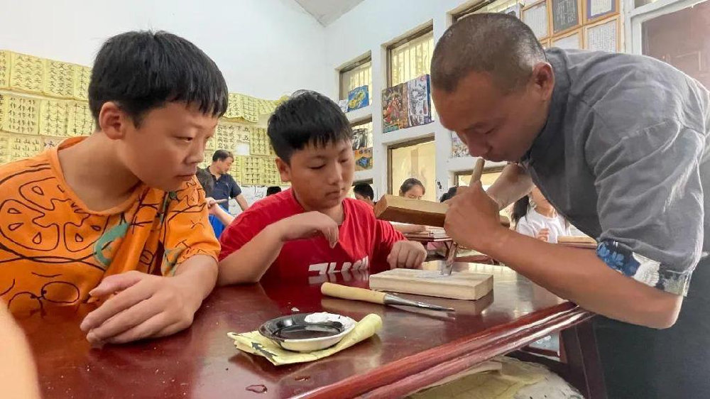 精雕机与手工雕刻区别 陶瓷精雕机选购指南