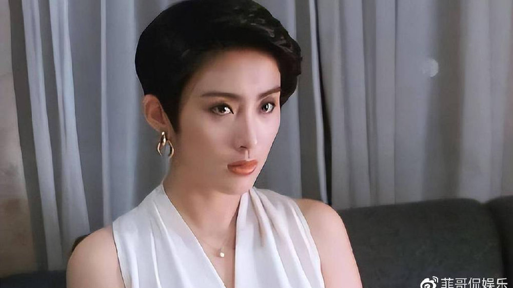 不再年轻，女演员张敏勇敢面对时间的痕迹，展现坦诚与勇气|演艺圈|钟楚红|曾志伟|刘德华|周星驰_新浪新闻