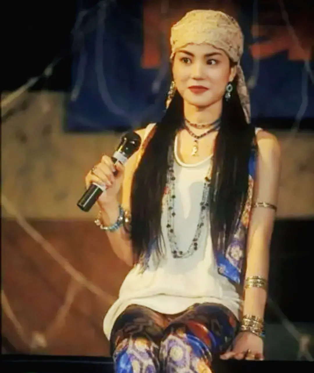 王菲年轻时这个造型确实很美,长发的她甚至很惊艳__财经头条