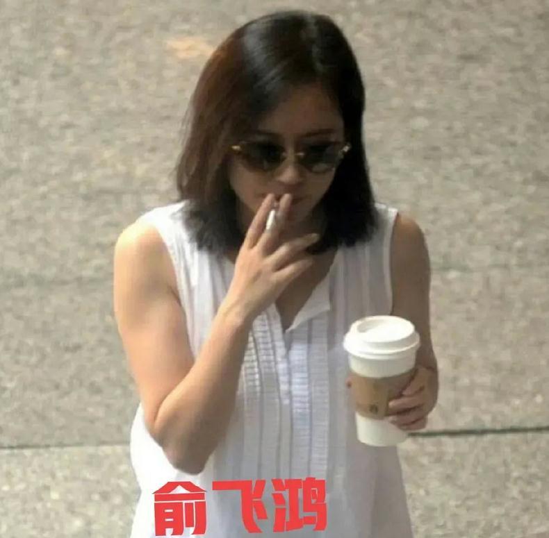 angelababy室内抽烟被偷拍 被拍时一无所知