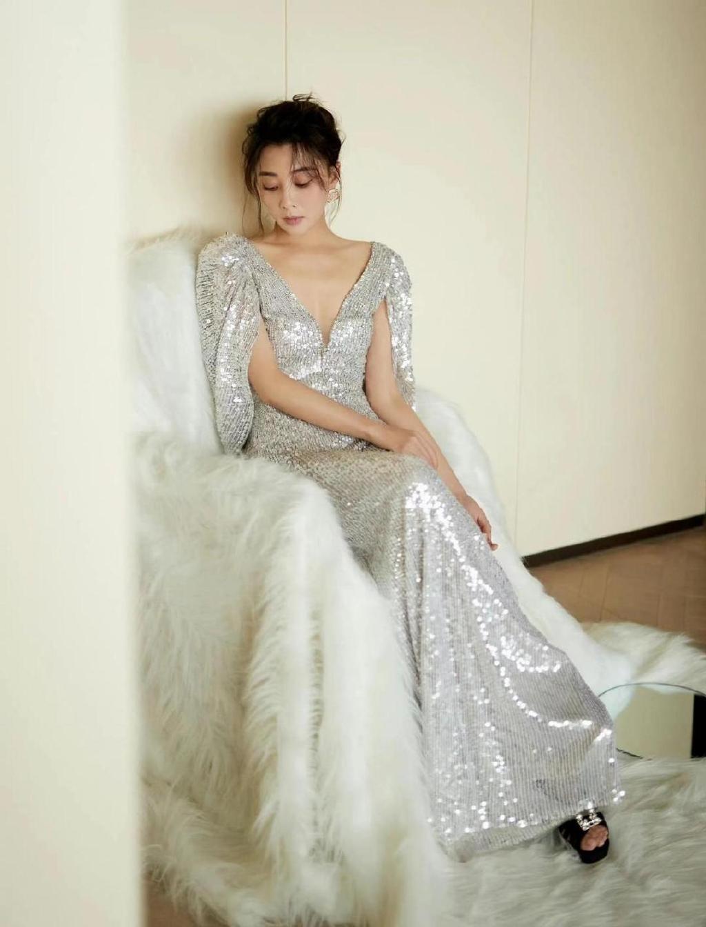 42岁殷桃压轴走红毯享巨星待遇穿深v亮片裙少女身材吸睛超美