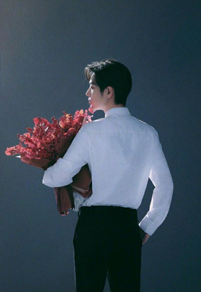 很喜欢肖战微微侧脸的照片第一张捧着花的是我心中最喜欢的侧颜照片