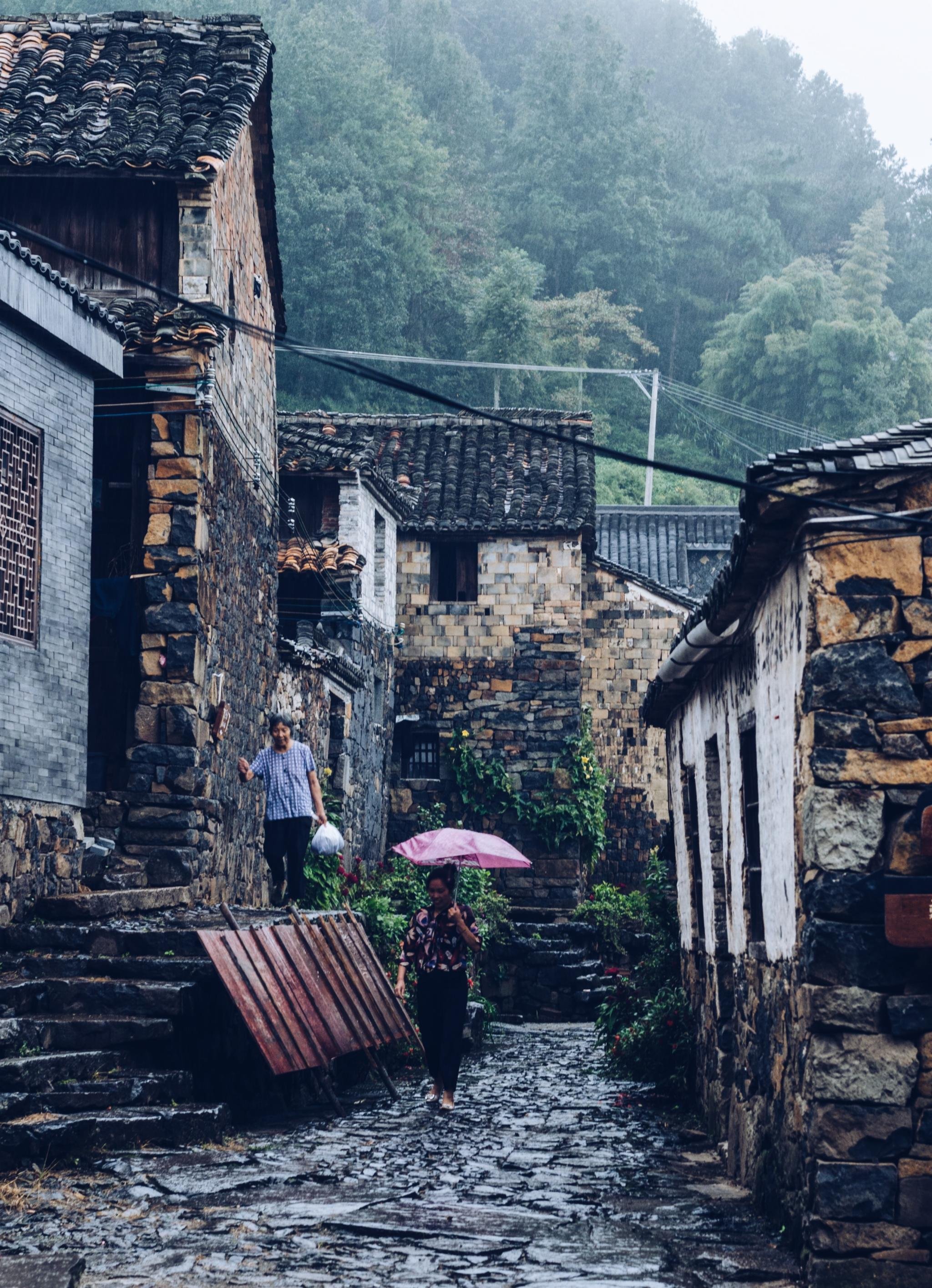 磐安乌石村由火山黑石建成,宛如世外桃源,有"空中乡村"的美誉|磐安