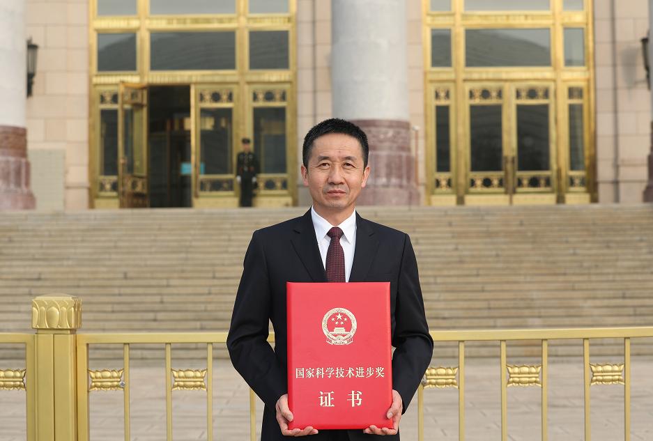 煤与油型气共生矿区安全智能开采关键技术与工程示范