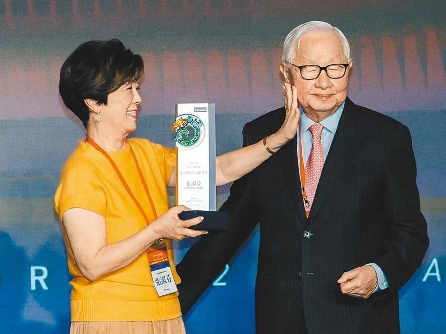 台积电变"美积电",张忠谋夫人张淑芬突然秀出与拜登49年前合照__财经