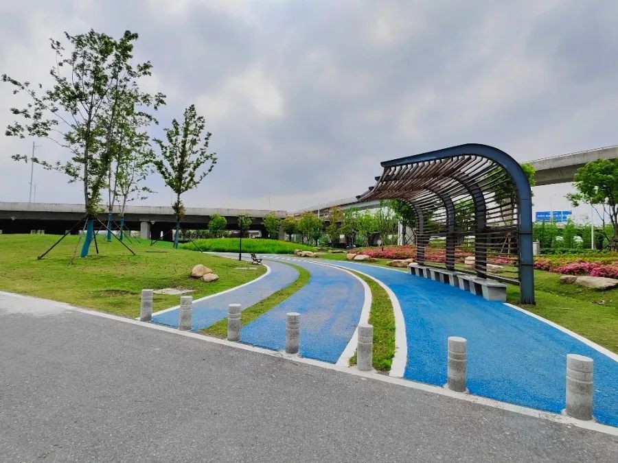 丹阳这一公园内有跑道水塘附近还藏着