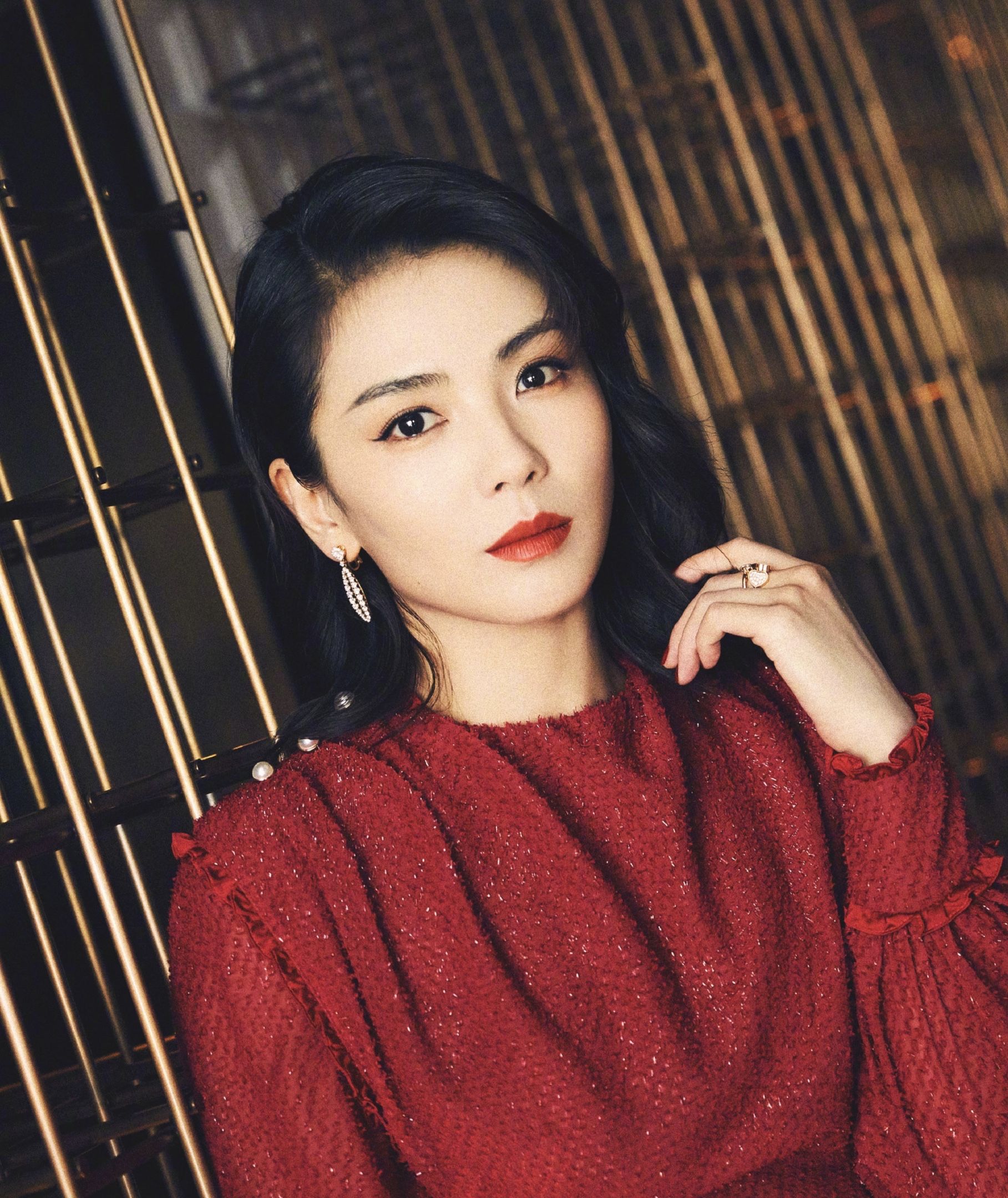 刚好这两点都体现在了刘涛的这一次妆容上,眉毛非常浓密,搭配正红色的