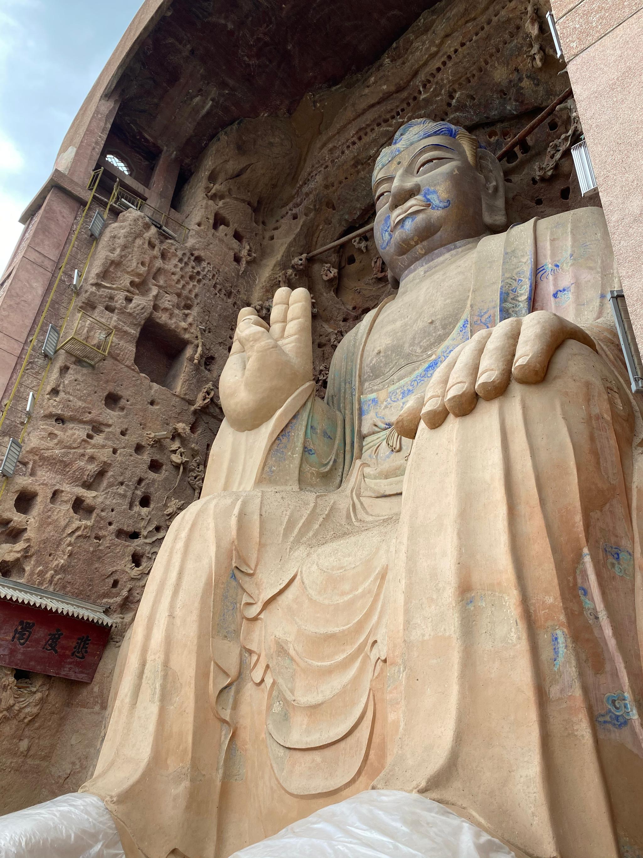 甘肃石窟游学第三站,23米高的甘谷大像山大佛依山开凿