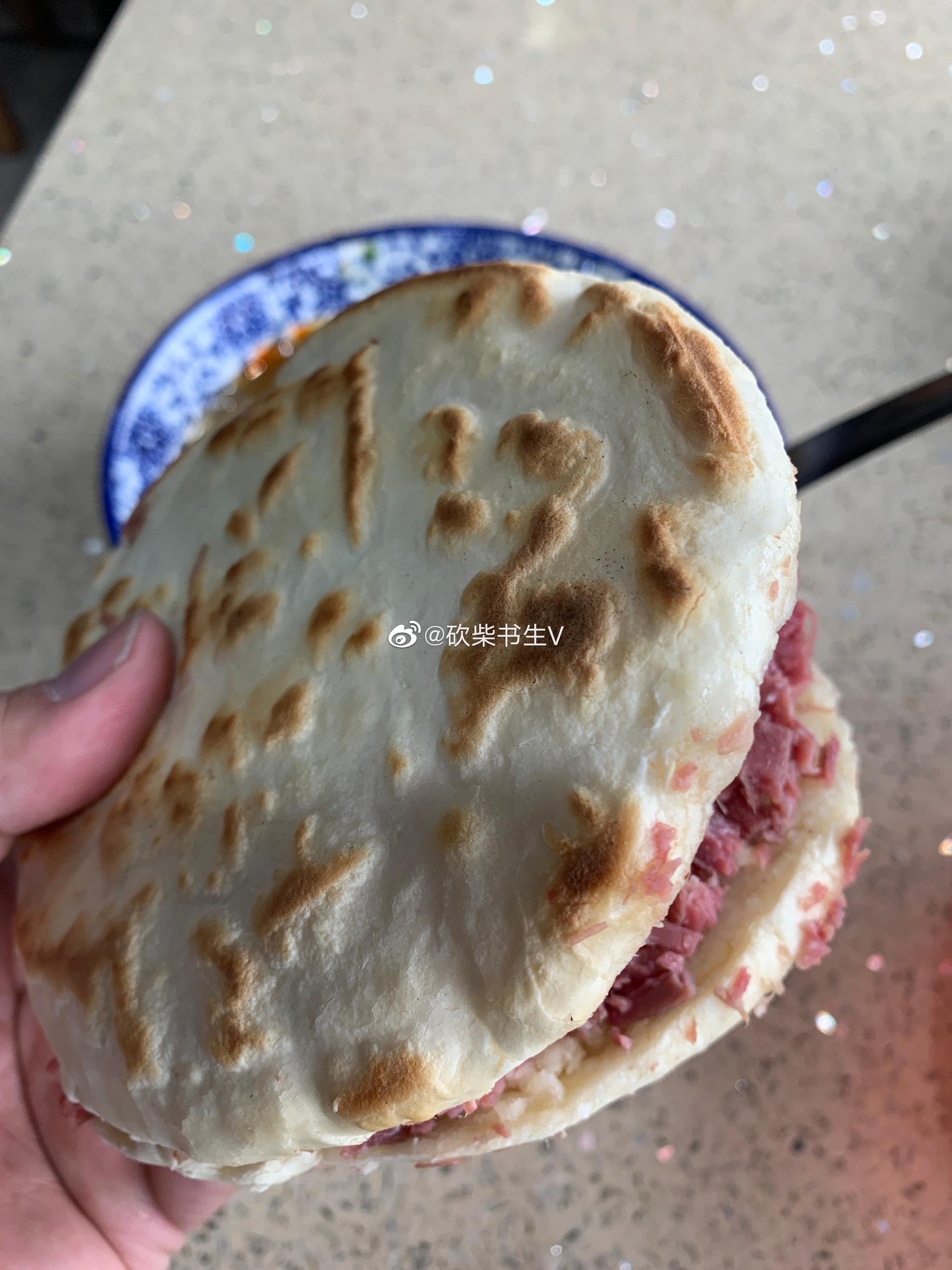 西安的腊牛肉夹馍和腊汁肉夹馍,不光夹的肉不一样……