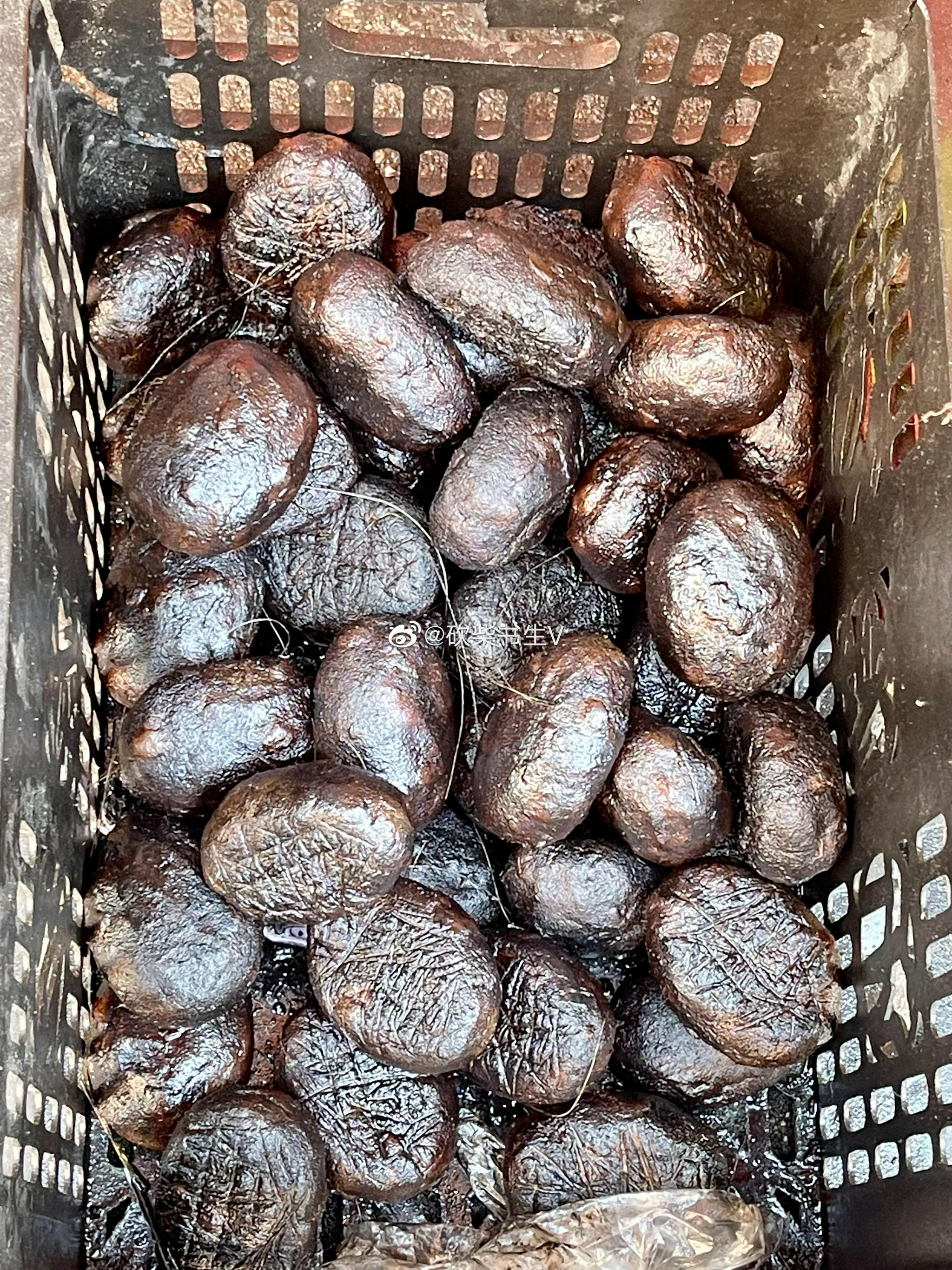 湖南邵阳猜猜这个黑蛋是什么想吃吗