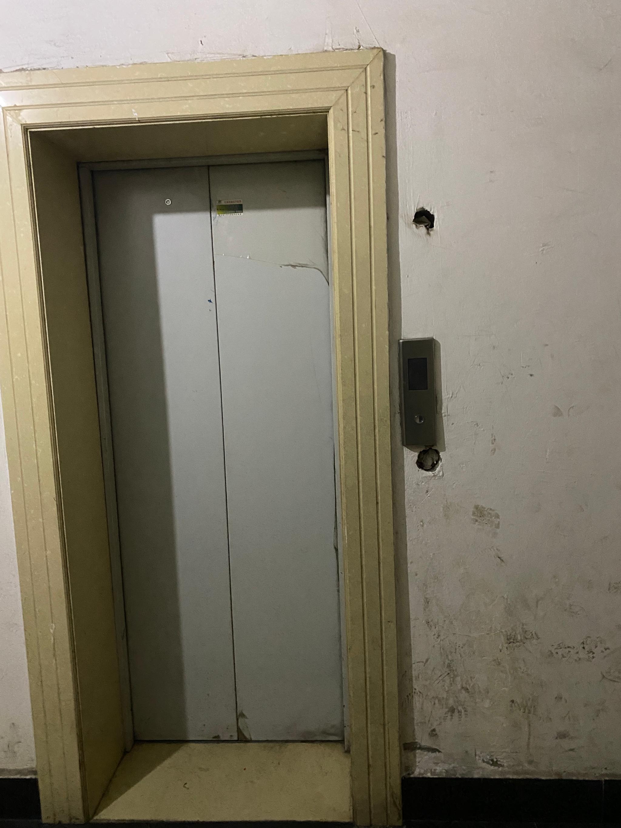 大过年的电梯坏了