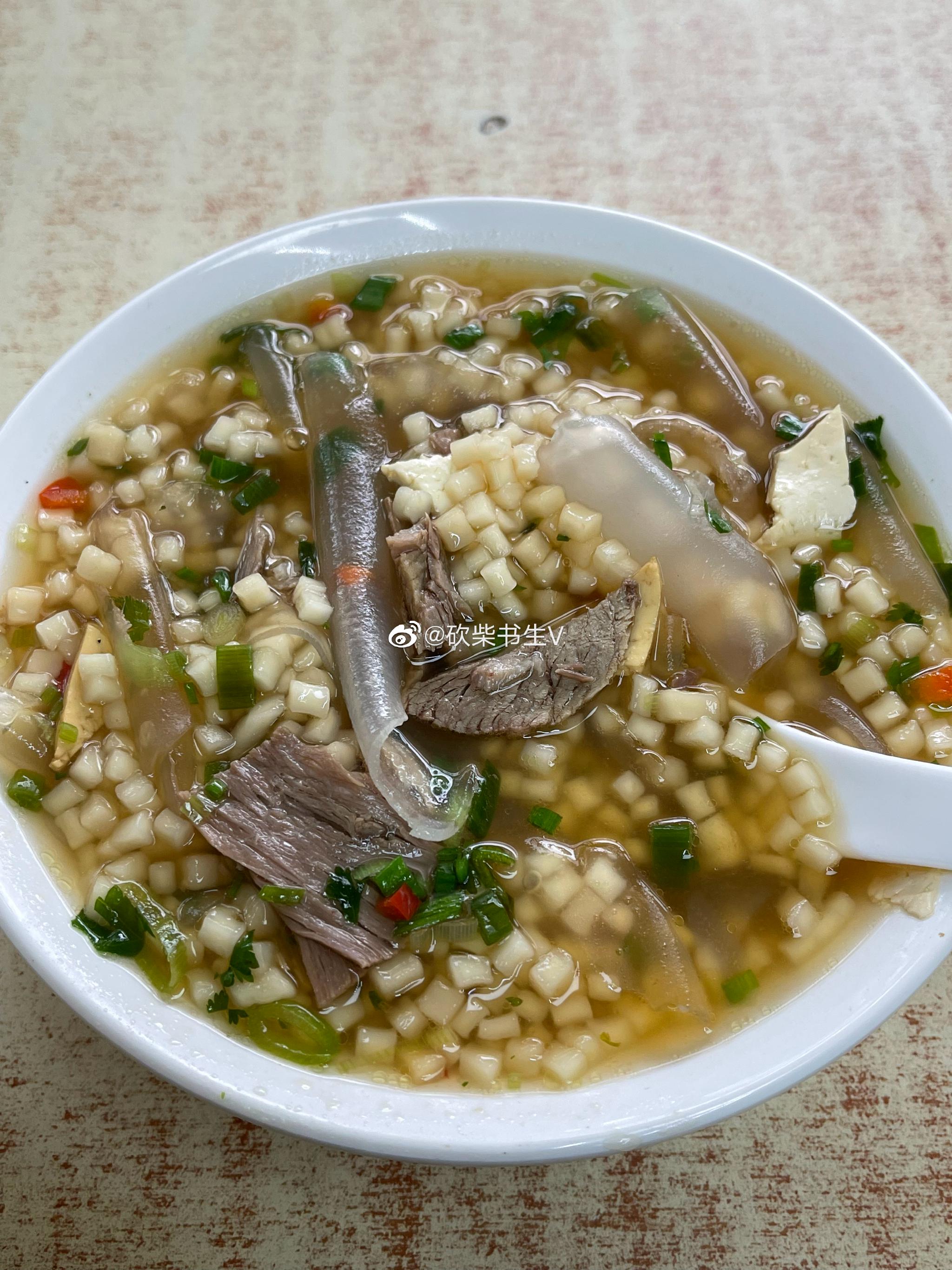 张掖牛肉小饭,好久没吃了,只要7块钱一碗.早上咥一碗很舒服!