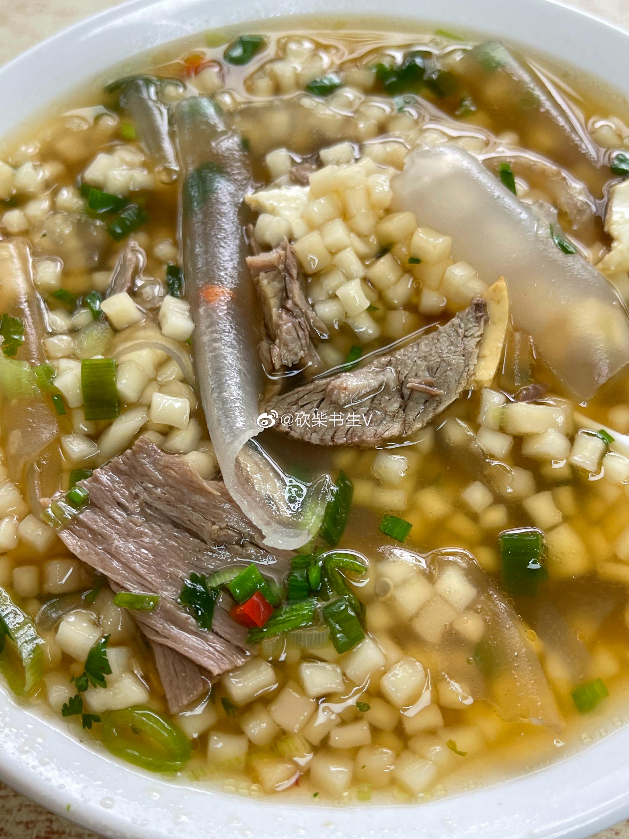 张掖牛肉小饭,好久没吃了,只要7块钱一碗.早上咥一碗很舒服!