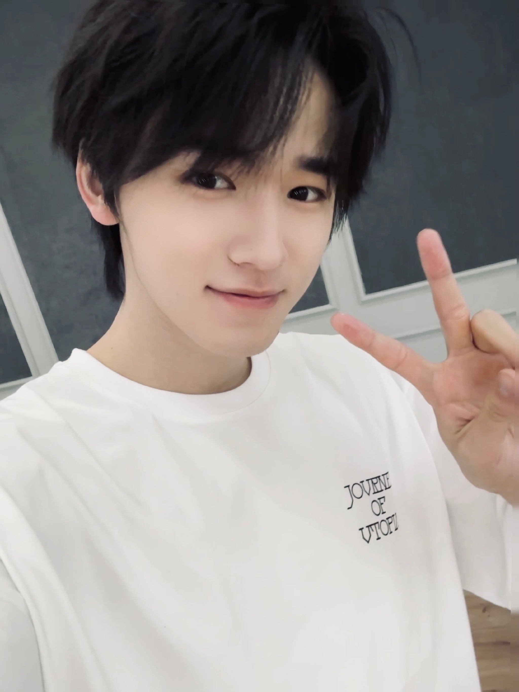 宋亚轩分享一个笑到眯眼的小人儿白t比耶自拍