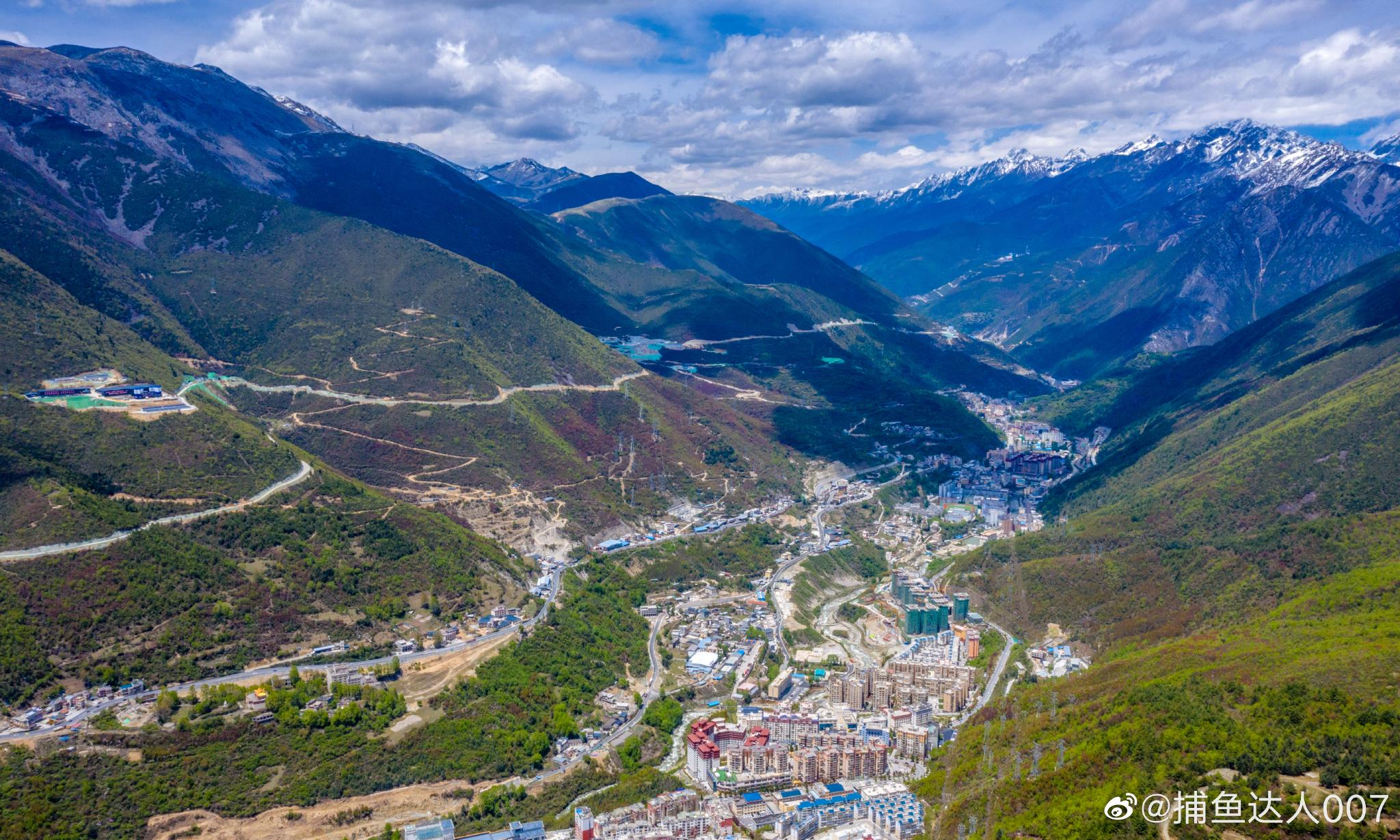 四面全被雪山包围的康定城__财经头条