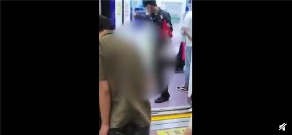 央视网评西安地铁保安拖拽女乘客说了什么?目击者讲述女子被地铁保安拖拽过程 涉事保安是随车工作人员休闲区蓝鸢梦想 - Www.slyday.coM 央视网评西安地铁保安拖拽女乘客说了什么?目击者讲述女子被地铁保安拖拽过程 涉事保安是随车工作人员休闲区蓝鸢梦想 - Www.slyday.coM