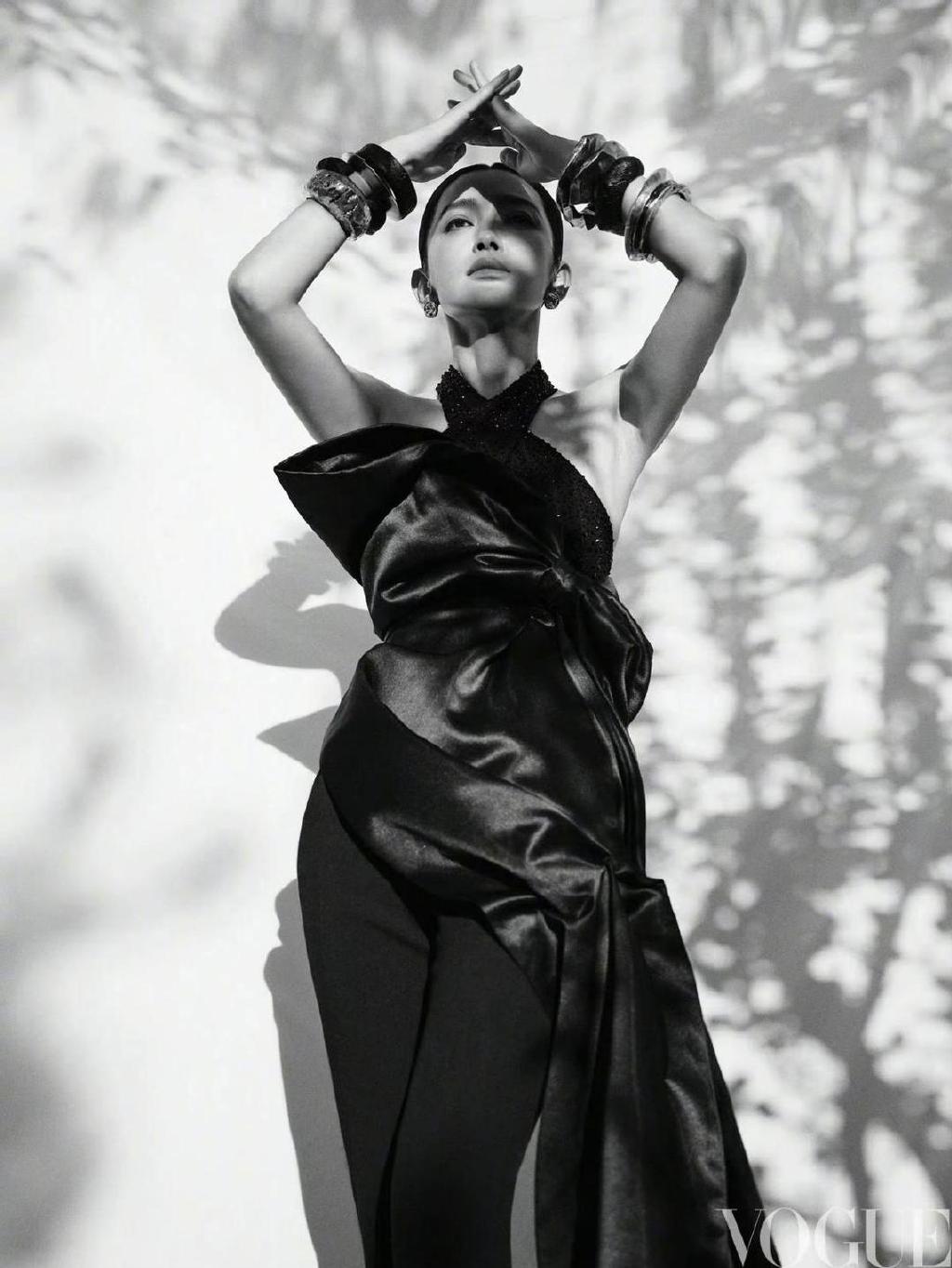 49岁李冰冰稳坐大花交椅!高调登上顶级女刊排面大,国风造型封神休闲区蓝鸢梦想 - Www.slyday.coM 49岁李冰冰稳坐大花交椅!高调登上顶级女刊排面大,国风造型封神休闲区蓝鸢梦想 - Www.slyday.coM